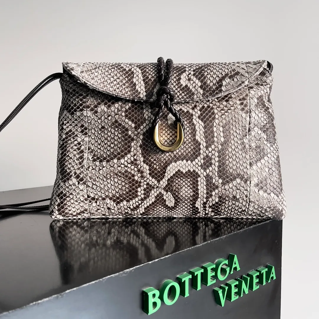 Batch 3960 BOTTEGA VENETA women's crossbody bag The rich version of Liberta is new, with gentle yet tough knitted beauty and wild python skin 🐍 This is a fashion exclusive for successful ladies who pursue wild beauty. Each snake skin is unique and cannot be copied. It is the return of pragmatism. In the winter of 2024, it is mostly worn cross-body Mainly large capacity, Liberta has a single layer inside, a wide opening, and a zipper-free design, which corresponds to the meaning of its name. It is free and not restricted. The advantage of "large single room" is that it is easy to find items when the clothes are complicated in winter. It can be held in hand or carried on the shoulder to adapt to various occasions. Style number: 806034 Size: 30*20*8cm